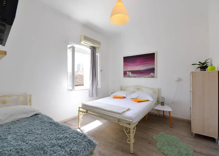 Bulovic In The Very Center Of * Split